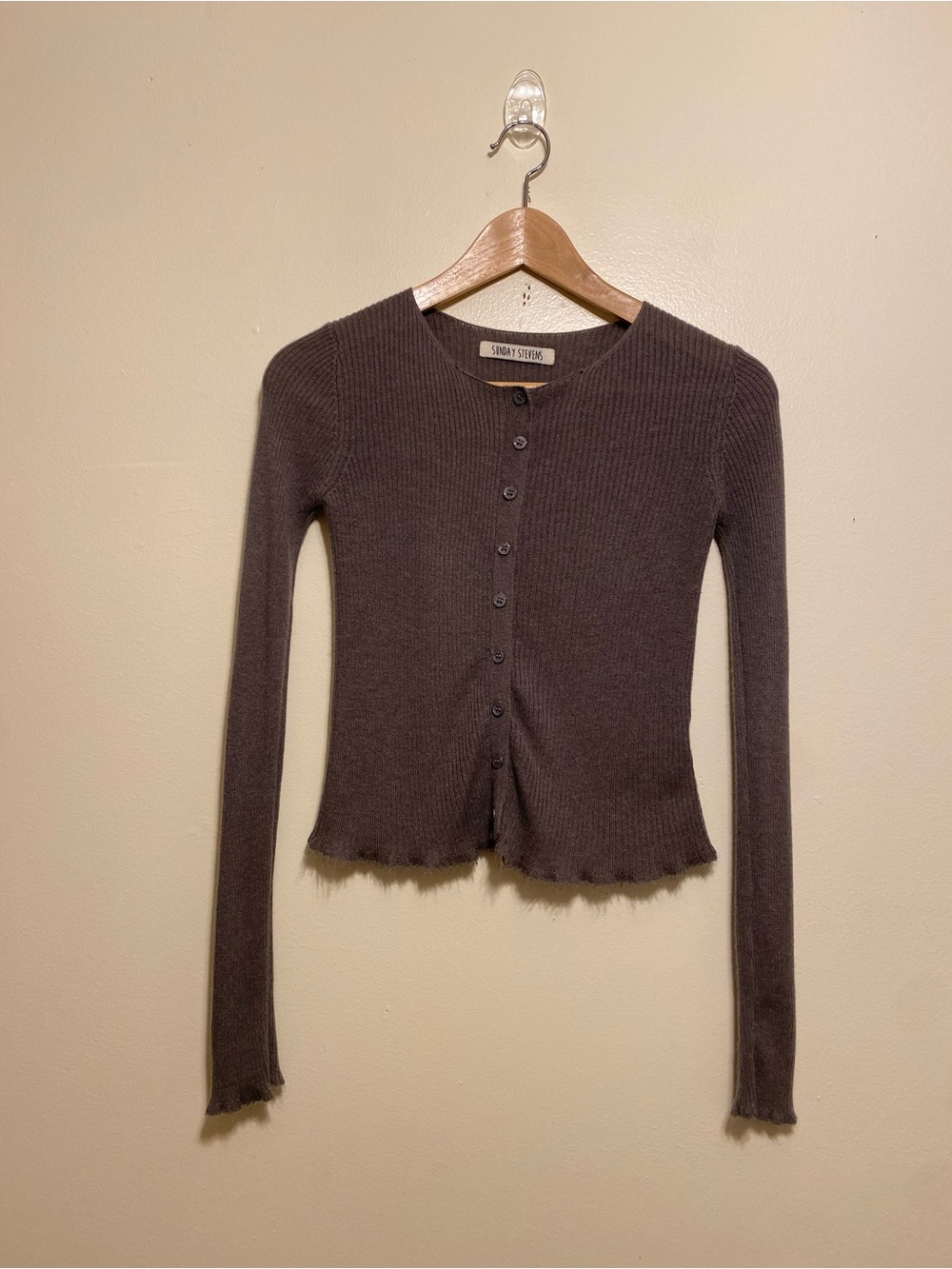 SUNDAY STEVENS Ribbed Long-Sleeve Lettuce-Edge Top in Charcoal. Size M